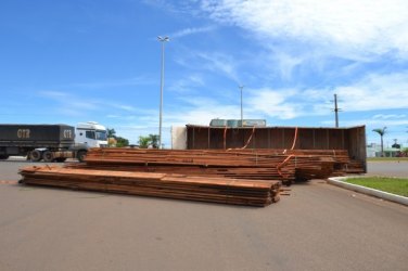 Carreta carregada com madeira tomba na área urbana de Vilhena