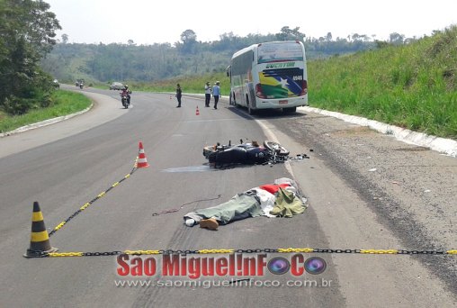 Acidente motociclista e ônibus em curva na BR 429 faz vítima fatal