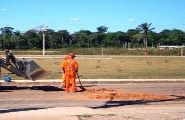 Moradores de Nova Mutum queixam de “tapa de buracos” com barro e mal cheiro - FOTOS