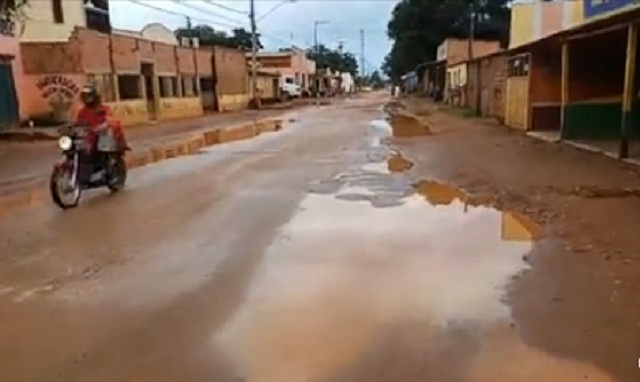 DESCASO-Vídeo: Avenida Mané Garrincha está abandonada e tomada por buracos