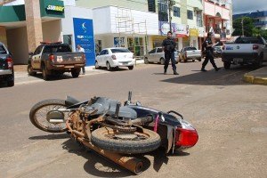 Gestante fica ferida ao colidir com carro que estacionava