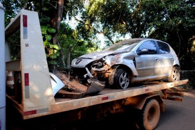 Motorista embriagado perde controle de carro e bate em muro
