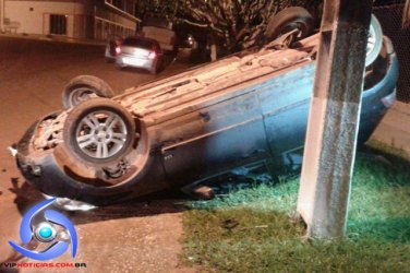 Carro capota após colidir  com motocicleta