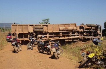 JARU - Caminhão tomba em Tarilândia deixando três feridos - Foto