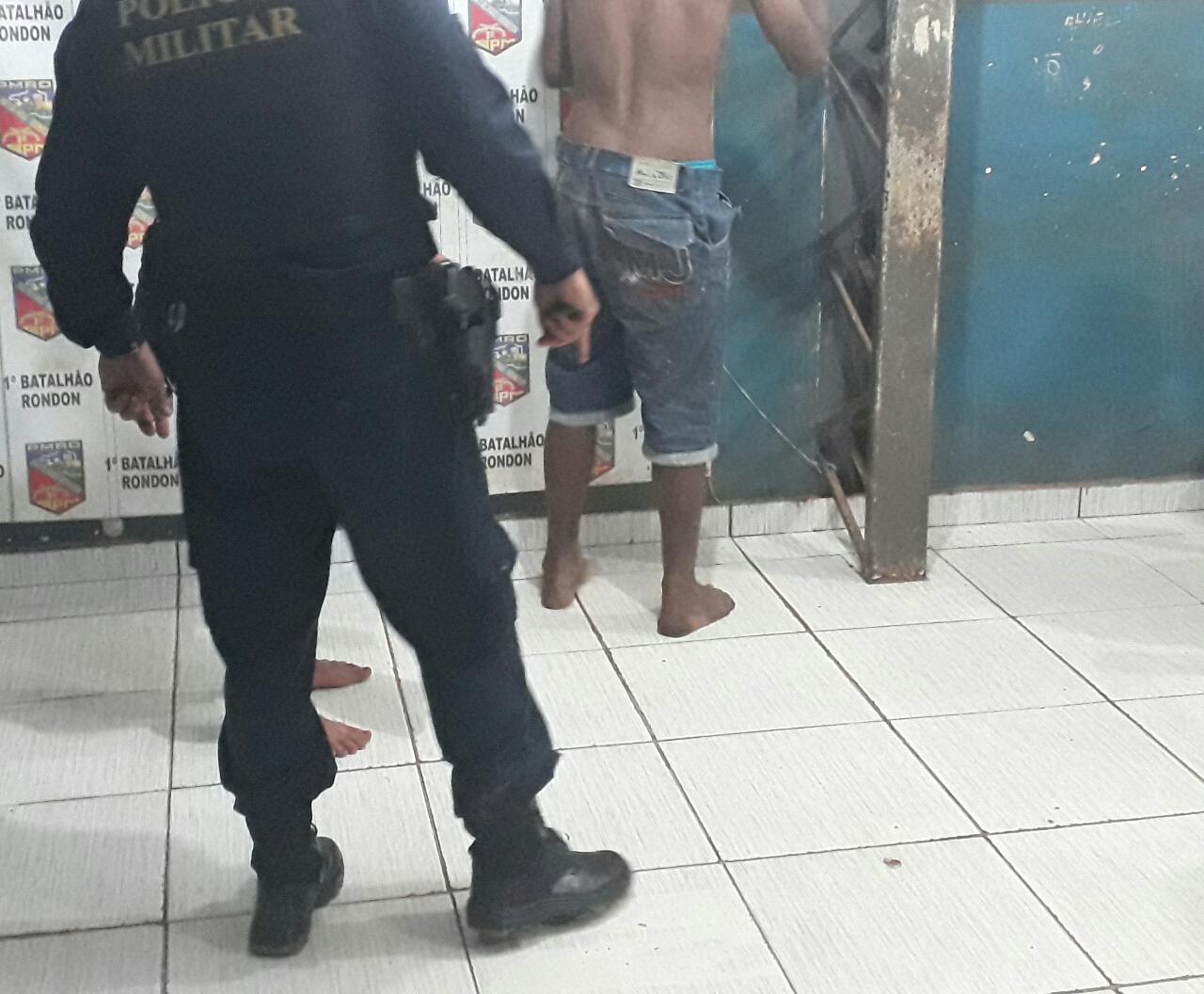 CAIU: Policial de folga prende suspeito que roubou jovem em parada de ônibus