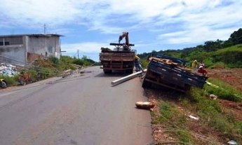 Motorista perde controle veículo  e bate em poste