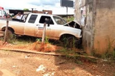 Caminhonete bate de frente com viaduto abandonado da Campos Sales na capital