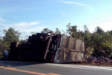 PIMENTA BUENO - Carreta carregada de biscoito tomba na BR-364 