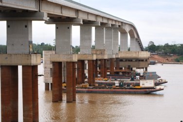 PREJUÍZO - Balsa e guindaste usados na construção de ponte afundam no Rio Madeira