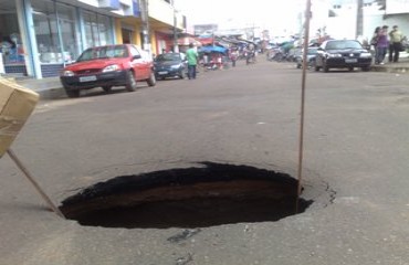 JOÃO BURACÃO – Cratera no centro comercial de Porto Velho interdita rua e causa transtorno no trânsito – Confira fotos