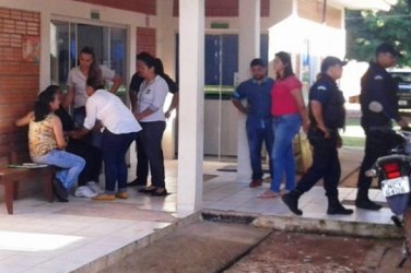 Mulher se irrita e joga água no rosto do prefeito