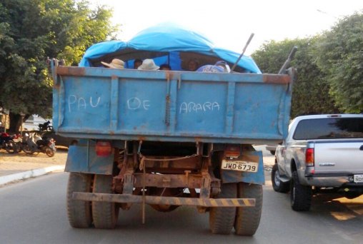 Funcionários de Obras da Prefeitura são transportados na carroceria 