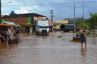 Ministro da Integração participa de reunião e Defesa Civil confirma que rio sobe 20cm por dia