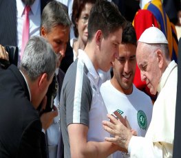 Delegação da Chapecoense é recebida pelo Papa