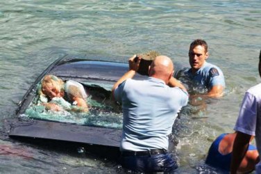 Mulher é resgatada minutos antes de carro afundar no mar