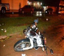 Motociclista cai após bater em cavalete que interrompia trânsito