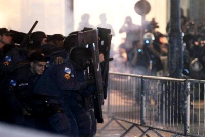 Manifestantes tentam invadir Alerj e PM lança bombas; carro é incendiado