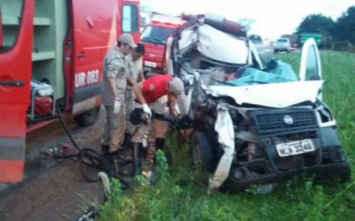 Acidente entre carreta e ambulância deixa servidores públicos em estado gravíssimo na BR364