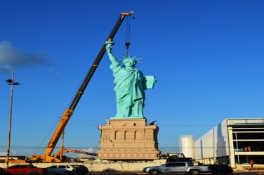 Estátua de 32 metros é erguida na capital - Fotos