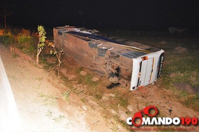 PRESIDENTE MÉDICI – Uma pessoa morre e 37 ficam feridas em acidente de ônibus 