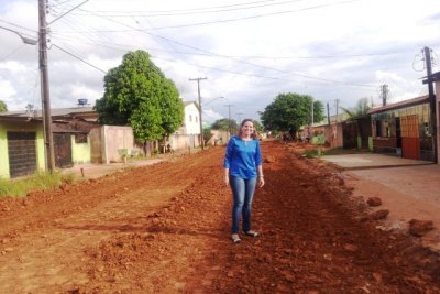 Vereadora acompanha serviço de encascalhamento 