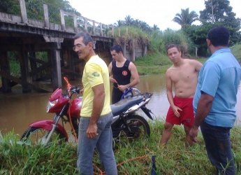 Motociclista cai em córrego e é resgatado por bombeiros