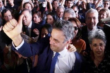 Aécio retorna ao Senado e é recebido com festa e Hino Nacional