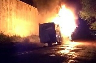 Ônibus coletivo é consumido por fogo em frente a garagem 