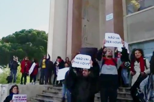 Brasileiros contra impeachment fazem manifestação em Lisboa