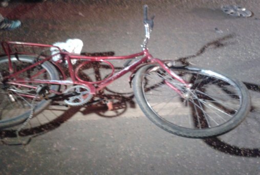 Ciclista é  atropelado por táxi e morre dentro de ambulância