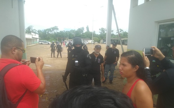 AO VIVO: Veja o protesto das famílias de detentos do presídio Urso Branco