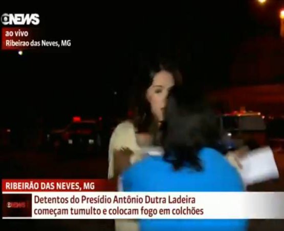 Repórter da Globo News é atacada ao vivo na frente de presídio