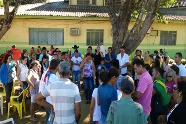 Profissionais da educação fazem passeata em protesto