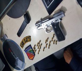 NA LESTE – Polícia prende empresário com pistola em veículo