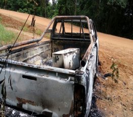 Caminhonete é incendiada e abandonada com cofre na carroceria