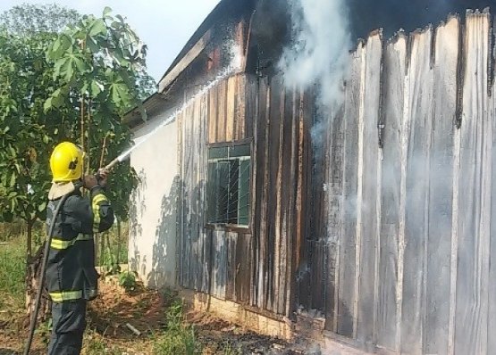 Residência abandonada é parcialmente destruída pelo fogo