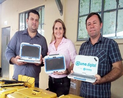 Deputado Ezequiel Júnior entrega netbooks e retroprojetores em Machadinho