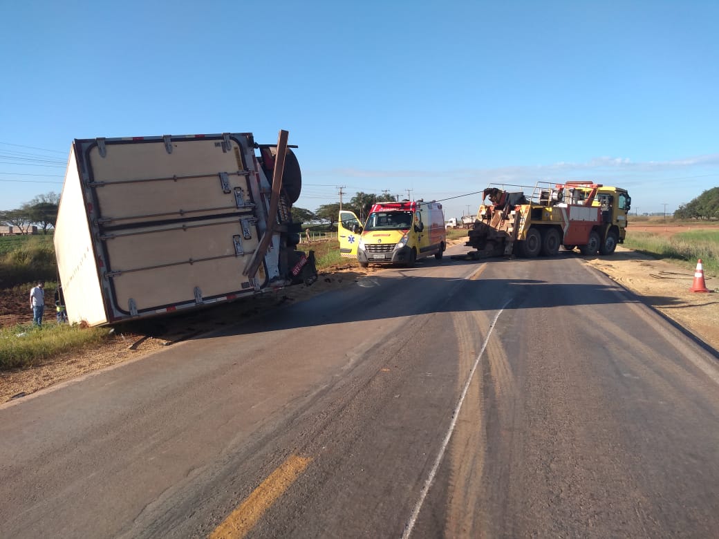 GRAVE: Acidente envolvendo carreta e caminhonete deixa um morto na BR