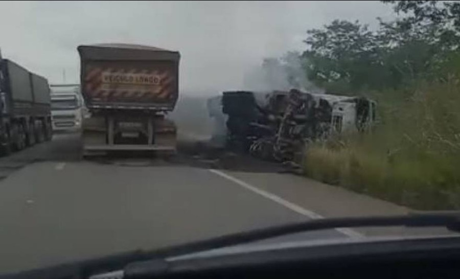 VEJA VÍDEO: Carreta tomba na BR-364 e pega fogo após atingir caminhão-tanque