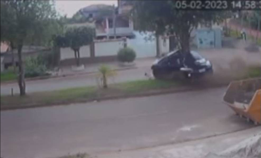BATIDA: Câmera flagra momento em que carro atinge árvore em avenida na cidade de Cacoal