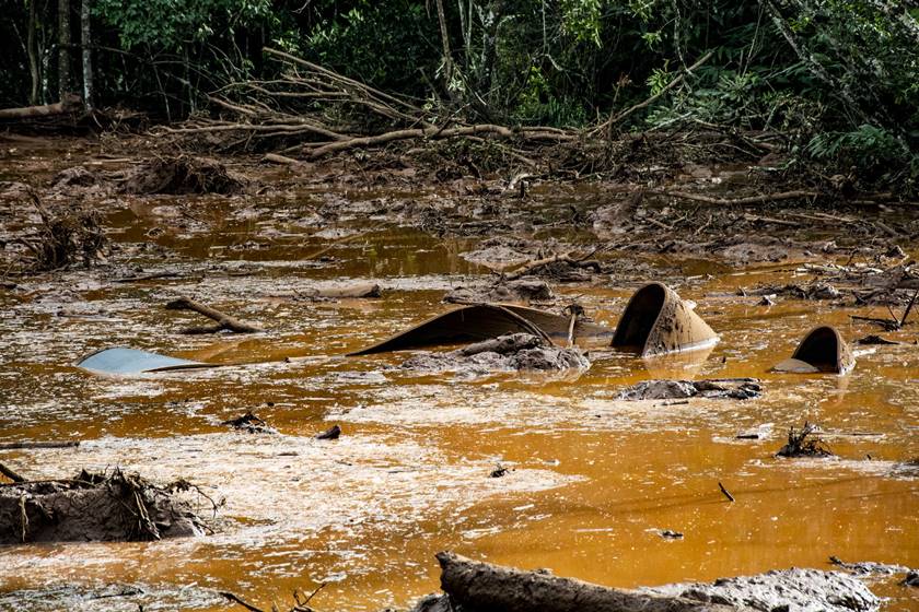 TODOS MORTOS: Ônibus com funcionários da Vale foi encontrado soterrado em Brumadinho