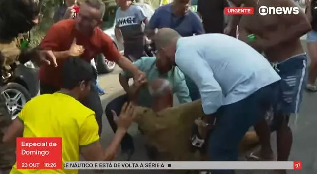 DESMAIOU: Cinegrafista é agredido por bolsonaristas em frente a casa de Roberto Jeferson