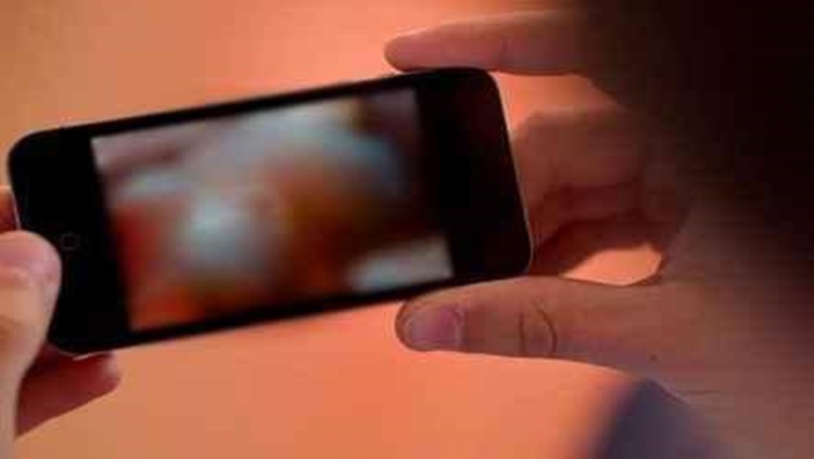 NO CELULAR: Marido flagra fotos íntimas da esposa com amante e parte ...