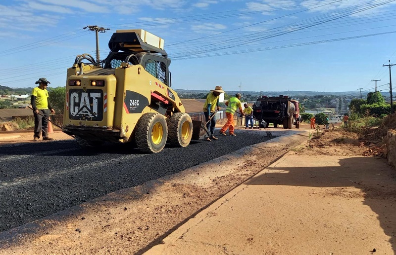OBRAS: Colorado do Oeste recebe serviço de asfaltamento a pedido de Ezequiel Neiva