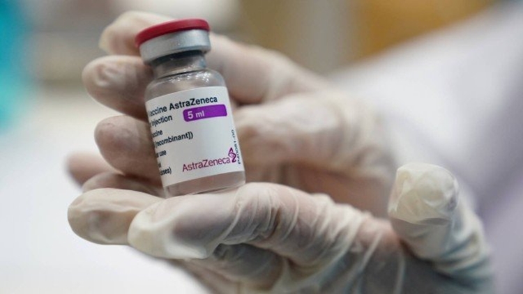 SEGURA: Segunda dose de vacina da AstraZeneca não aumenta risco de trombose, mostra estudo