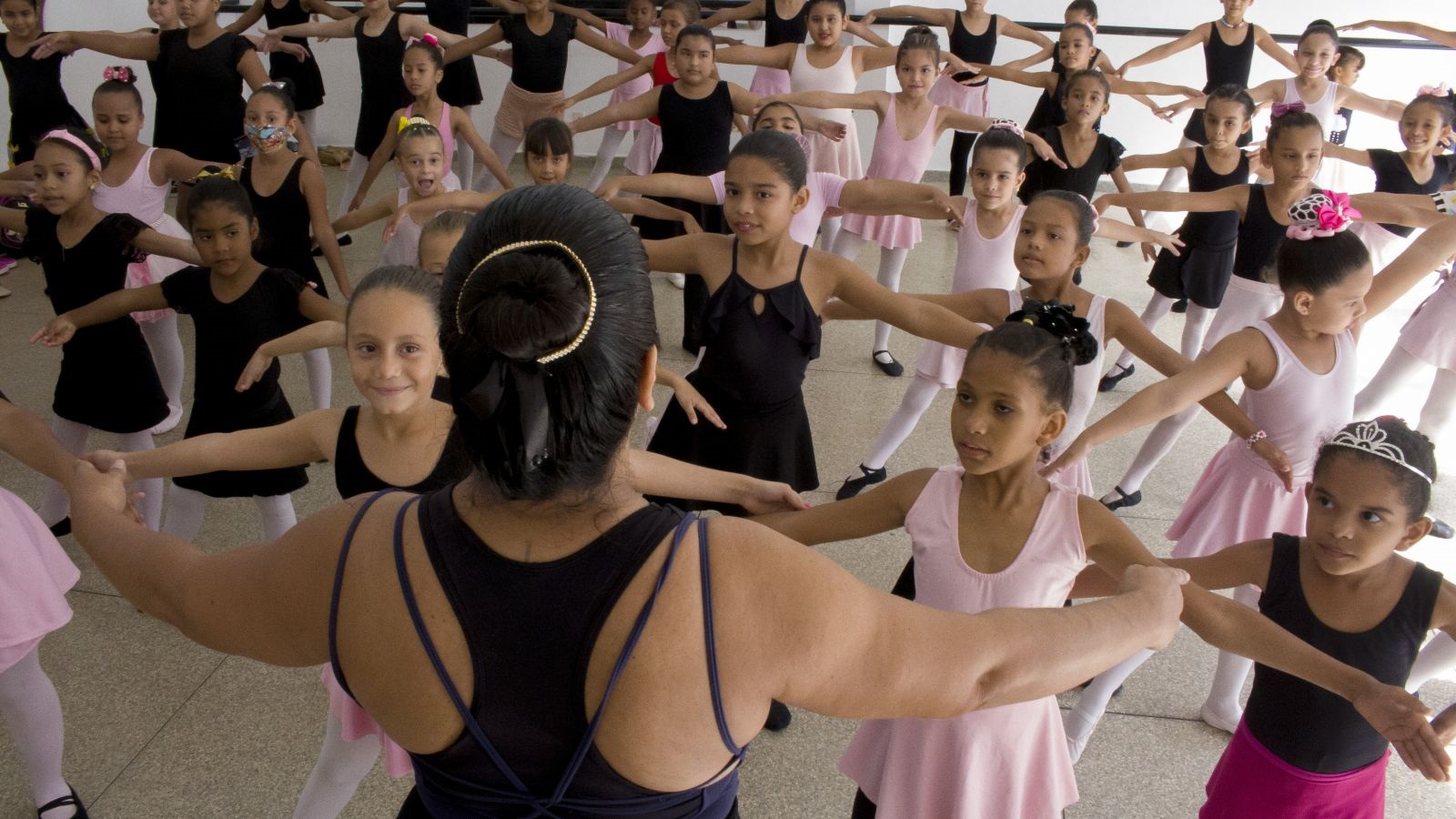 CRIANÇAS: Aulas de ballet ajudam no desenvolvimento de alunos em Porto Velho