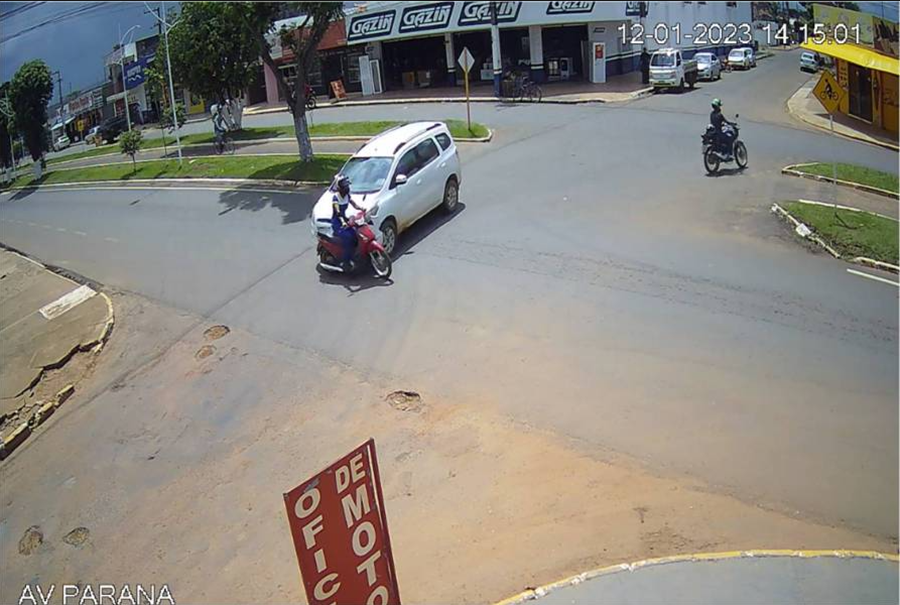 VÍDEO: Veículo avança cruzamento e causa grave acidente com mulher em moto