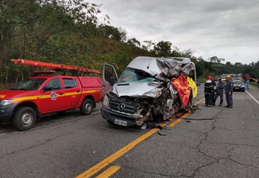 COLISÃO: Acidente com van em rodovia federal deixa seis mortos