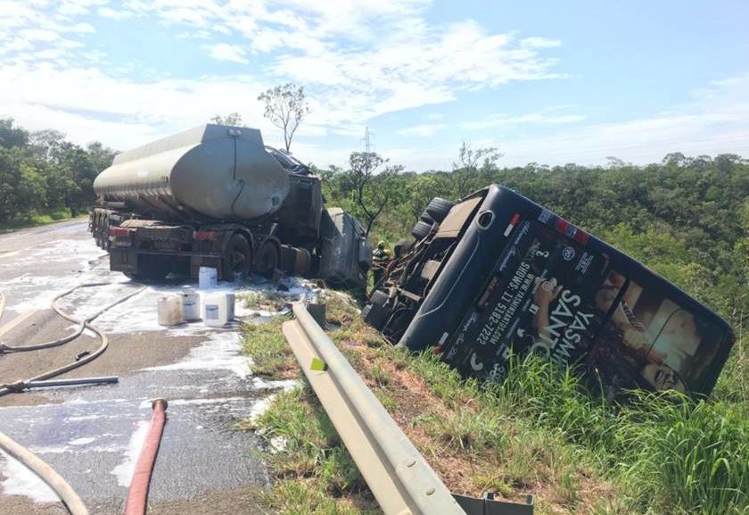 TRAGÉDIA: Acidente com ônibus de cantora sertaneja mata um e fecha a BR