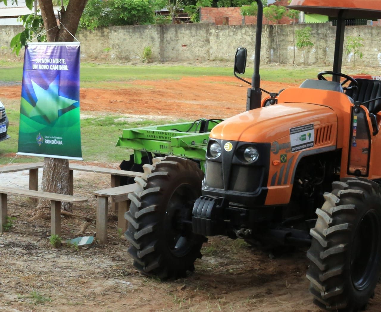 INCENTIVO: Governo realiza entrega de trator agrícola e carreta de pneus 